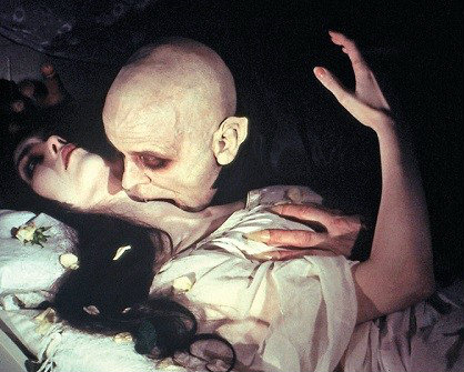 una scena famosa del film su Nosferatu mentre si alimenta del sangue della sua vittima